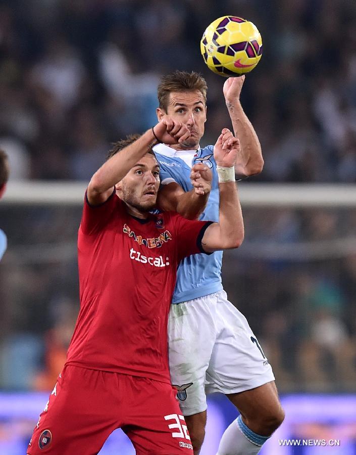 Miroslav Klose (L) of Lazio celebrates for his goal with teammate Senad Lulic during their Serie A football match against Cagliari in Roma, Italy, on Nov. 3, 2014.