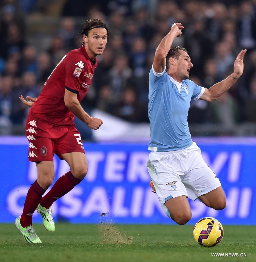 Miroslav Klose (L) of Lazio celebrates for his goal with teammate Senad Lulic during their Serie A football match against Cagliari in Roma, Italy, on Nov. 3, 2014.