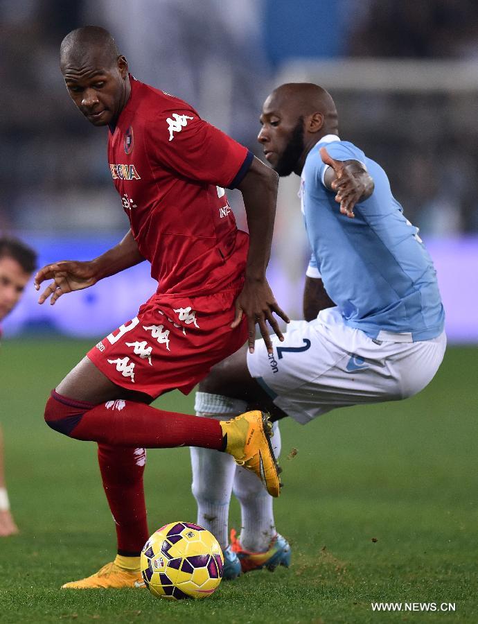 Miroslav Klose (L) of Lazio celebrates for his goal with teammate Senad Lulic during their Serie A football match against Cagliari in Roma, Italy, on Nov. 3, 2014.