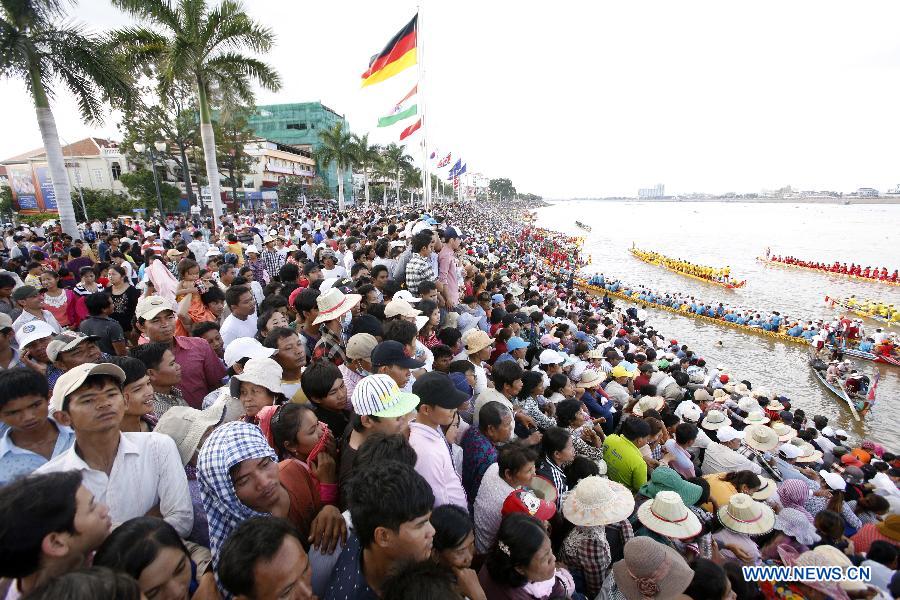 People watch boat race in the Tonle Sap River in front of the Royal Palace in Phnom Penh, Cambodia on Nov. 7, 2014.