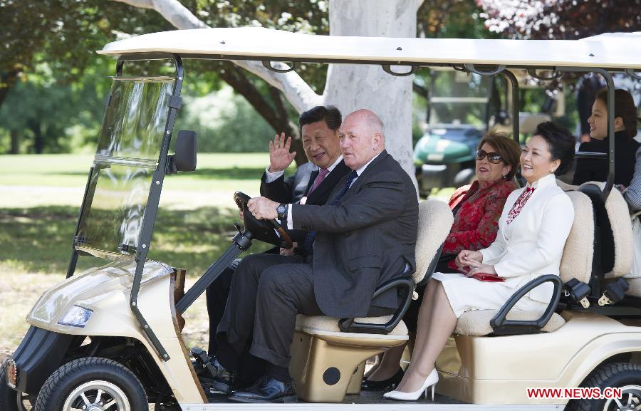 Chinese President Xi Jinping (L), his wife Peng Liyuan (4th L), Australian Governor-General Peter Cosgrove (2nd L) and his wife Lynne Cosgrove (3rd L) take a ride together at the Government House in Canberra, capital of Australia, Nov. 17, 2014.