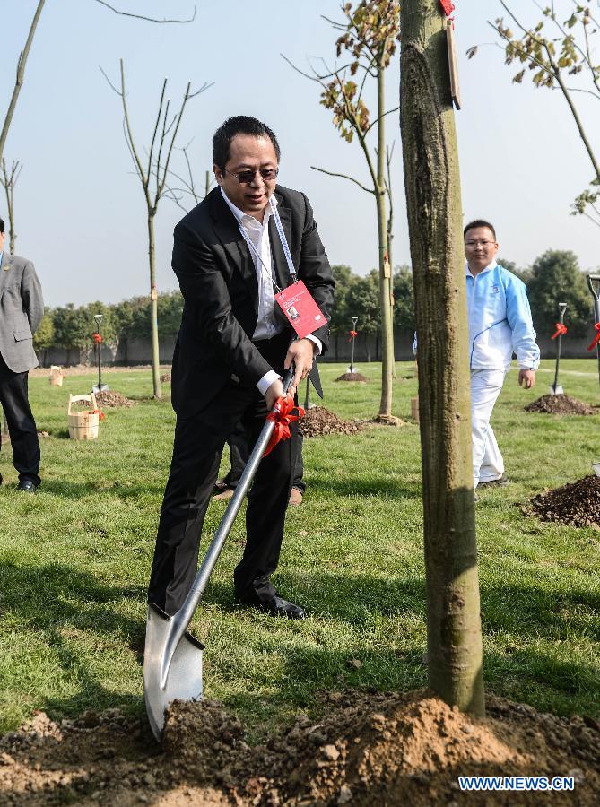 Zhou Hongyi, chairman of Qihoo 360 Technology Co. Ltd, plants a tree to mark the 2014 World Internet Conference in Wuzhen, east China's Zhejiang Province, Nov. 20, 2014. (Xinhua/Xu Yu)