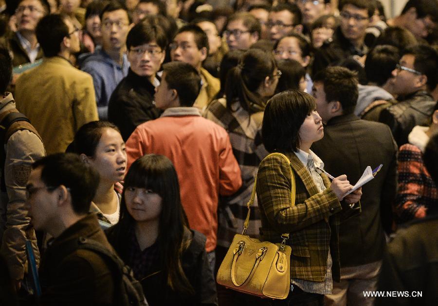 Job seekers attend a job fair held for fresh graduates at Xi'an Jiaotong University in Xi'an, capital of northwest China's Shaanxi Province, Nov. 20, 2014. To promote employment for graduates, local authorities in Shaanxi will hold over 30 job fairs by the end of this year. (Xinhua/Liu Xiao)