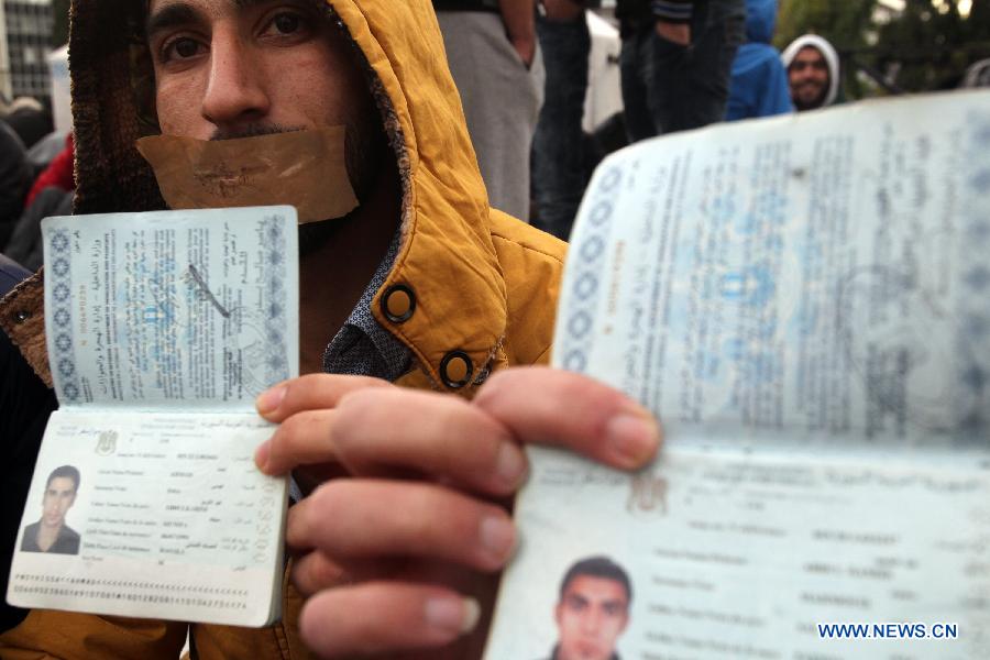 Syrian refugees engage their sixth day of protest in front of Greek parliament in Athens, Nov. 24, 2014.