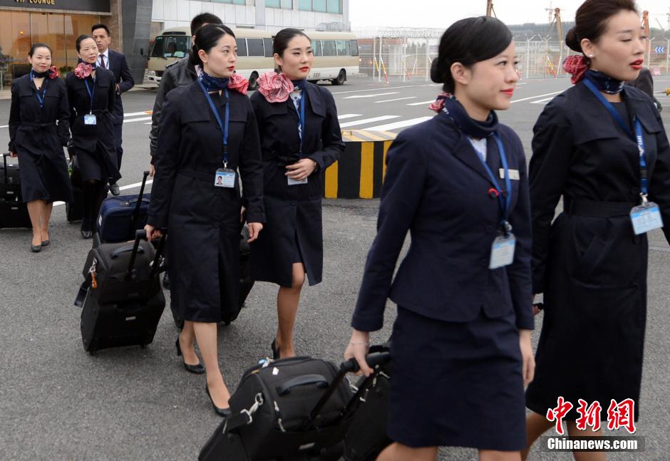 图为担任该航线空中服务的东方航空公司空姐靓丽亮相. 刘可耕 摄