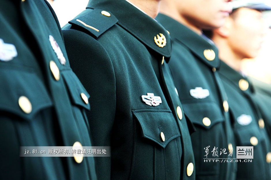 700 new recruits conferred titles at foot of Great Wall