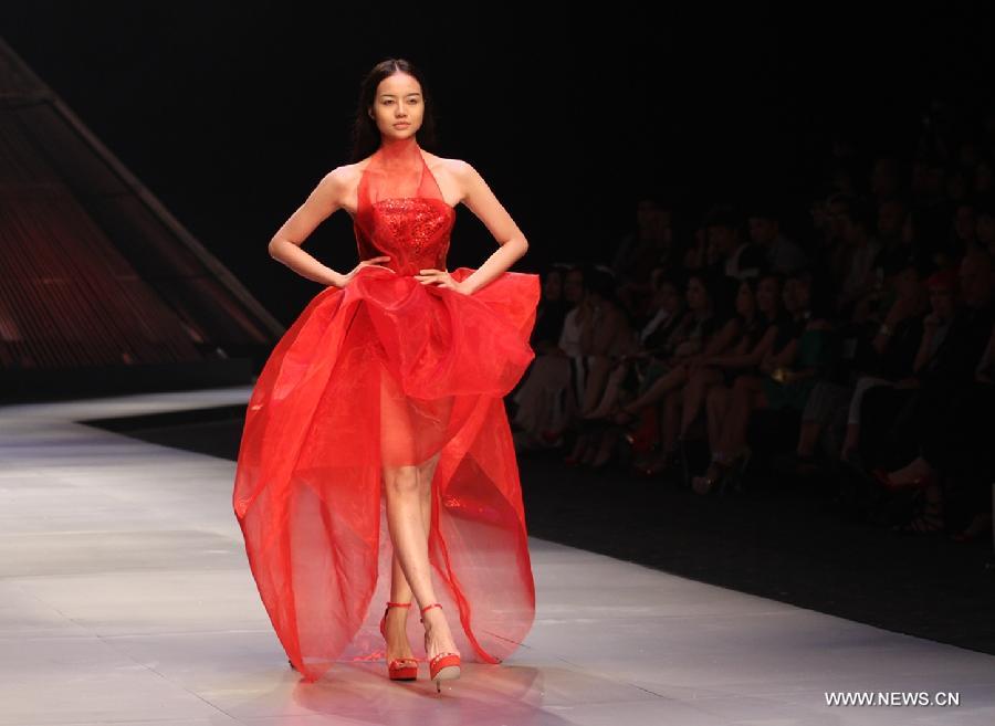 A model presents a creation of Vietnamese designer Hoang Minh Ha during the Vietnam International Fashion Week 2014 in Ho Chi Minh city, Vietnam, Dec. 4, 2014.