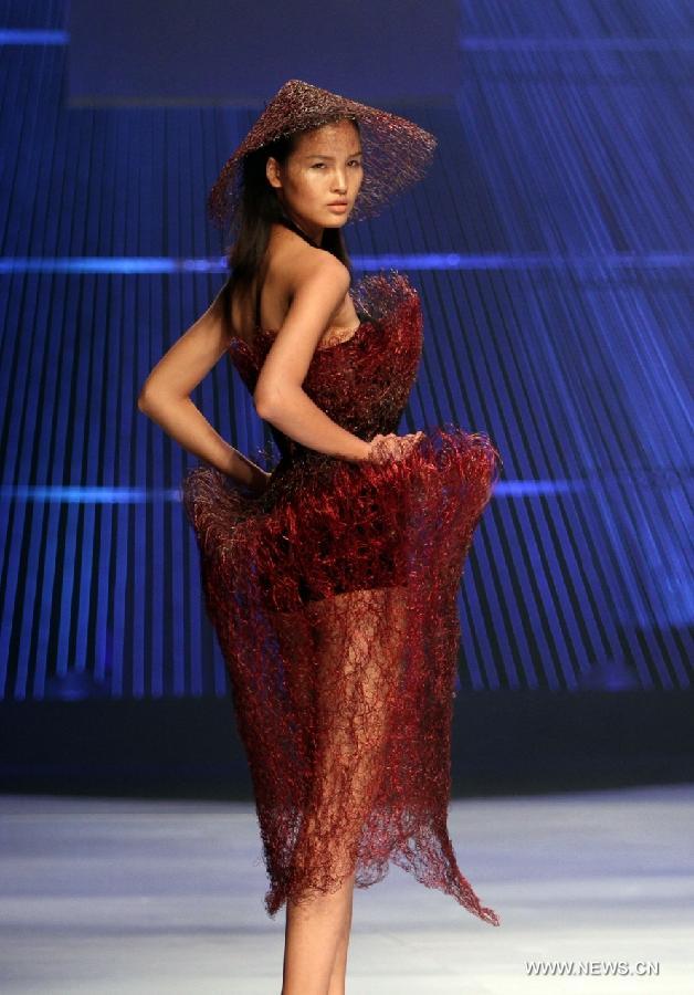 A model presents a creation of Vietnamese designer Hoang Minh Ha during the Vietnam International Fashion Week 2014 in Ho Chi Minh city, Vietnam, Dec. 4, 2014. 