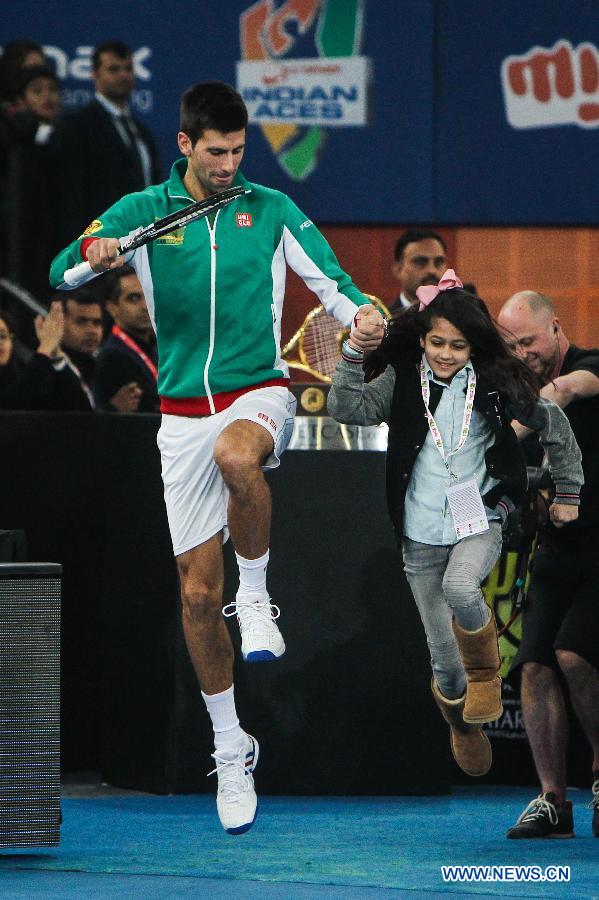 Novak Djokovic (L) of UAE Royals enters the court before the match against Roger Federer of Indian Aces at the Indian Leg of the International Premier Tennis League in New Delhi, India, Dec. 8, 2014. UAE Royals won 29-22. (Xinhua/Zheng Huansong) 