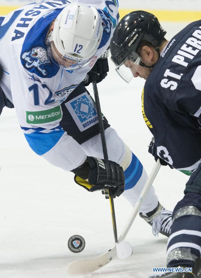 Oleg Kvasha (L) of Barys Astana vies with Martin St. Pierre of Medvescak Zagreb during a match at Kontinental Hockey League (KHL) in Zagreb, capital of Croatia, Dec. 8, 2014. Barys Astana won 5-3. (Xinhua/Miso Lisanin) 