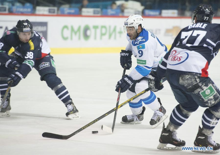 Nigel Dawes (C) of Barys Astana competes during a match against Medvescak Zagreb at Kontinental Hockey League (KHL) in Zagreb, capital of Croatia, Dec. 8, 2014. Barys Astana won 5-3. (Xinhua/Miso Lisanin) 