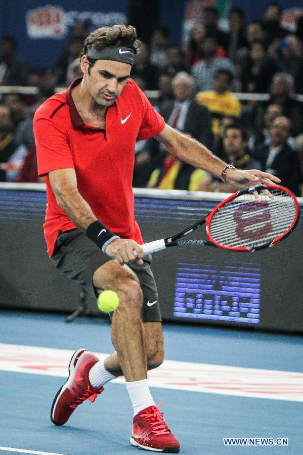 Roger Federer of Indian Aces returns a ball during the match against Novak Djokovic of UAE Royals at the Indian Leg of the International Premier Tennis League in New Delhi, India, Dec. 8, 2014. UAE Royals won 29-22. (Xinhua/Zheng Huansong) 