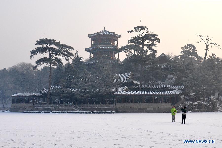 Chengde witnessed the first snowfall this year on Wednesday.