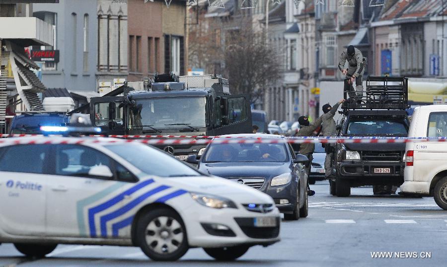 Belgian police have sealed off part of the northern Belgian city of Ghent, as four armed men entered an apartment in the Dampoort neighborhood on Monday morning, taking a hostage.