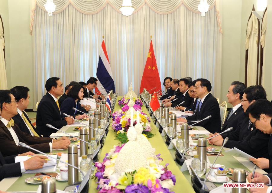 Chinese Premier Li Keqiang (4th R) meets with Thai Prime Minister Prayuth Chan-ocha (3rd L) in Bangkok, Thailand, Dec. 19, 2014. (Xinhua/Rao Aimin) 