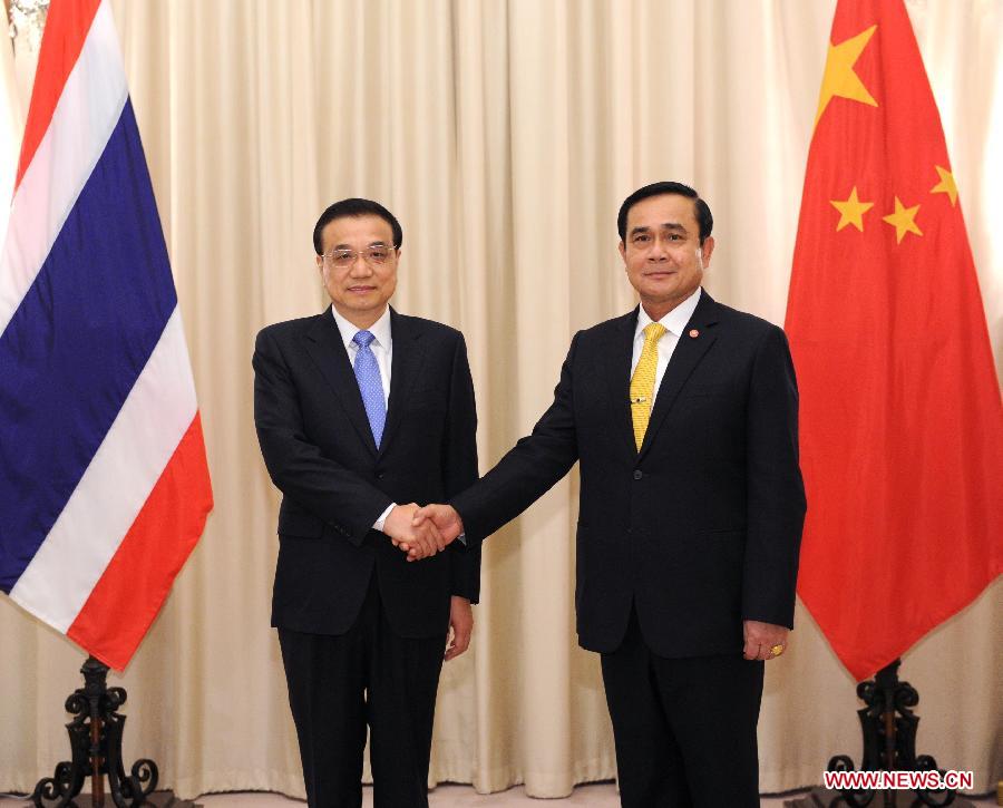 Chinese Premier Li Keqiang (L) meets with Thai Prime Minister Prayuth Chan-ocha in Bangkok, Thailand, Dec. 19, 2014. (Xinhua/Rao Aimin) 