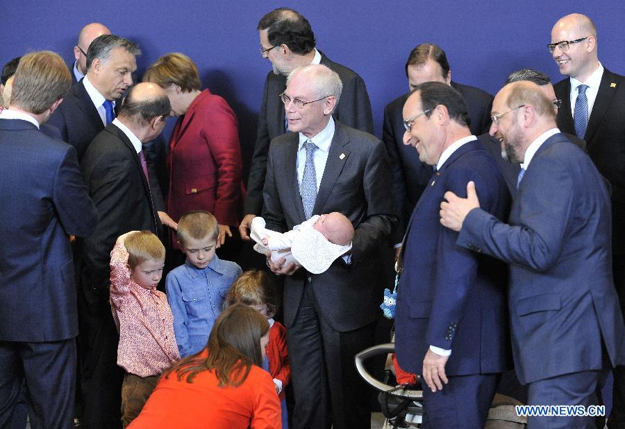 Former EU Council President and former Prime Minister of Belgium Herman Van Rompuy (C) poses with his grandchildren in Brussels, Belgium, Oct. 23, 2014.