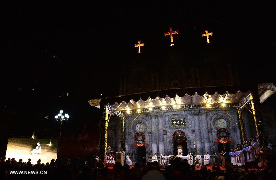 Catholics celebrate Christmas eve in a church in Xi'an, capital of northwest China's Shaanxi Province, Dec. 24, 2014. (Xinhua/Liu Xiao)