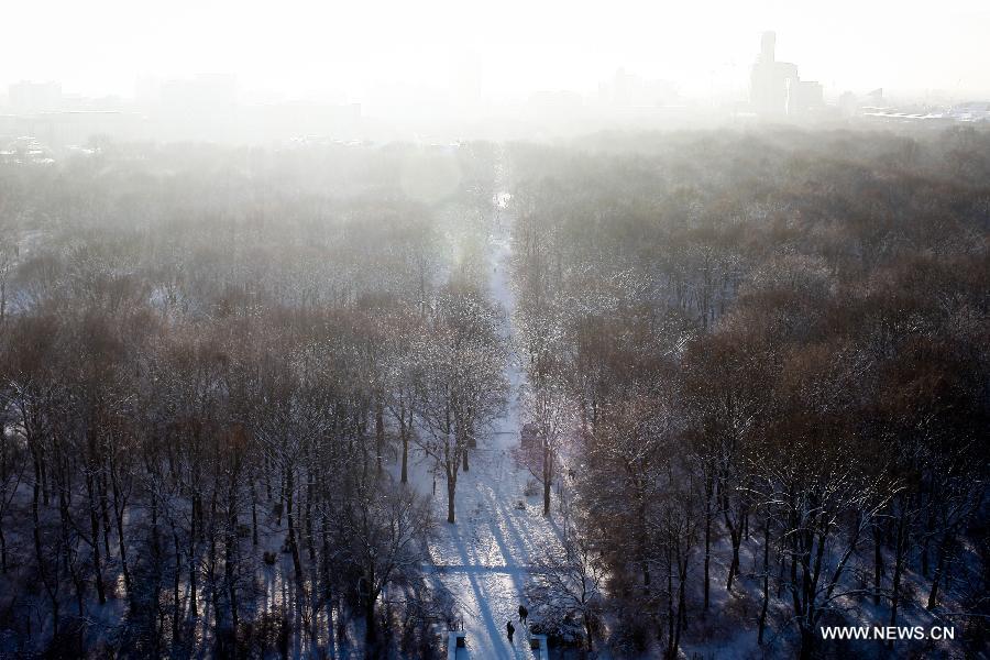 Winter weather hit Germany's capital city of Berlin as the temperature dropped to minus four degrees centigrade on Monday.