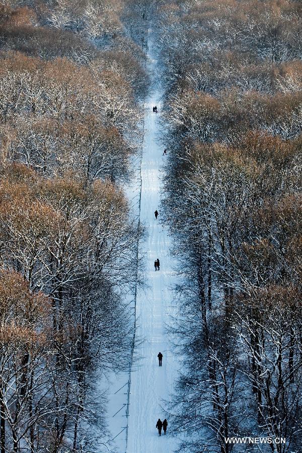 Winter weather hit Germany's capital city of Berlin as the temperature dropped to minus four degrees centigrade on Monday.