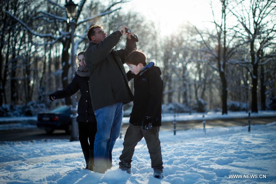 Winter weather hit Germany's capital city of Berlin as the temperature dropped to minus four degrees centigrade on Monday.