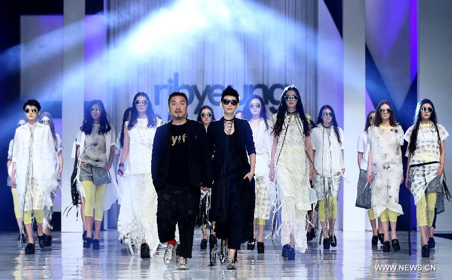 A model presents a creation by Hong Kong designer Rib Yeung at a fashion show during the China-ASEAN fashion week in Nanning, capital of southwest China's Guangxi Zhuang Autonomous Region, Jan. 3, 2015