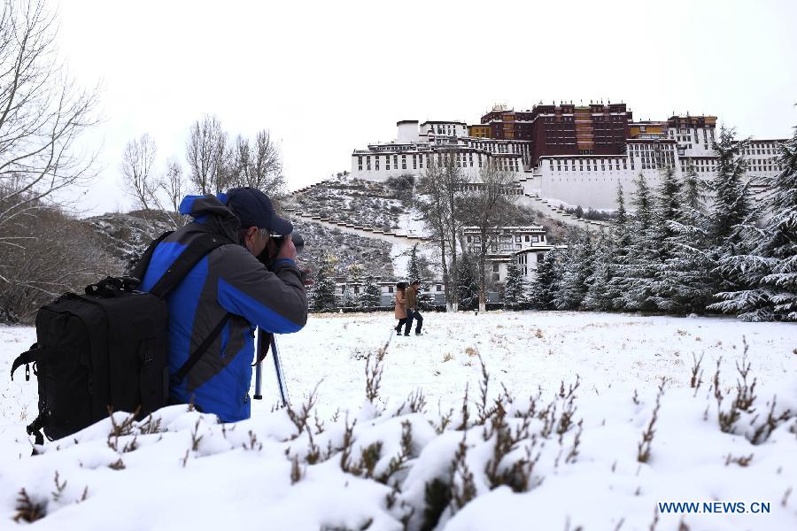 CHINA-LHASA-POTALA PALACE-SNOW SCENERY (CN)