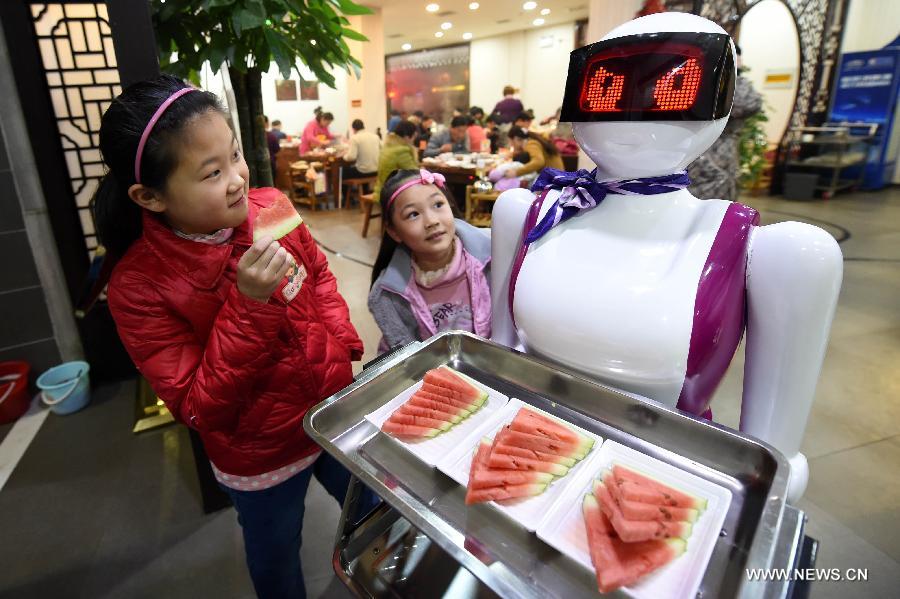 The robot, worth some 13,000 dollars (80 thousand yuan), has been put into use to serve customers at the restaurant for ten days.