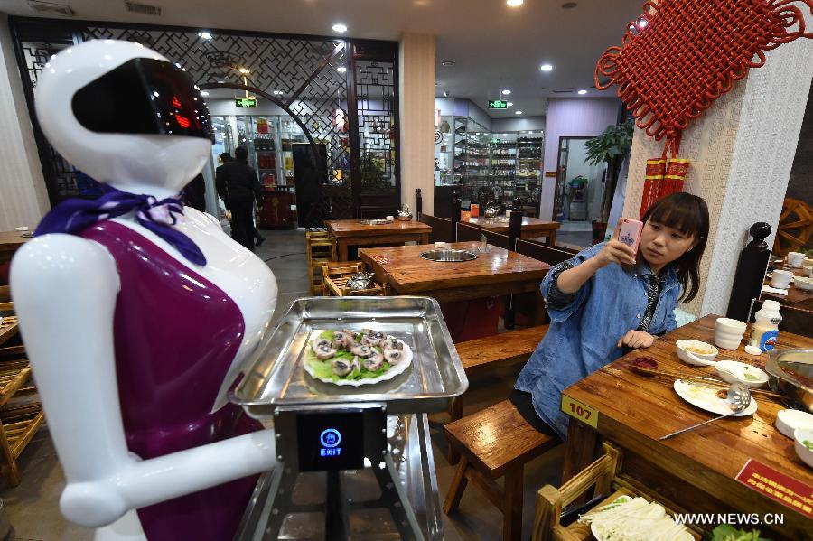 The robot, worth some 13,000 dollars (80 thousand yuan), has been put into use to serve customers at the restaurant for ten days.