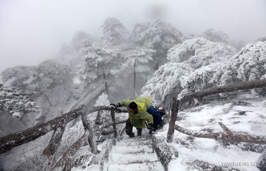 Tourists visit Huangshan Mountain after a snowfall in Huangshan City, east China's Anhui Province, Jan. 13, 2015. (Xinhua/Shi Yalei)