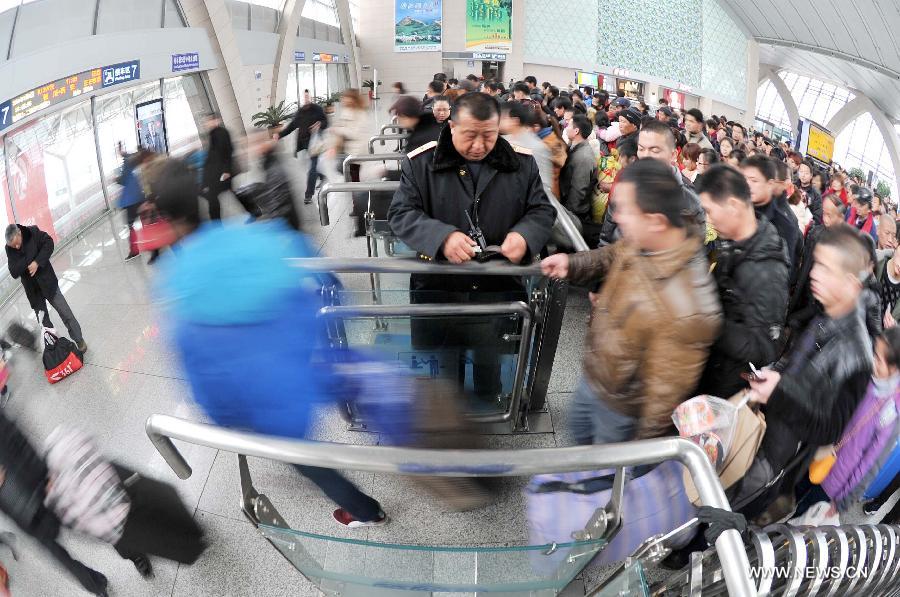  As the Spring Festival is drawing near, the number of passengers travelling home reached the peak. 