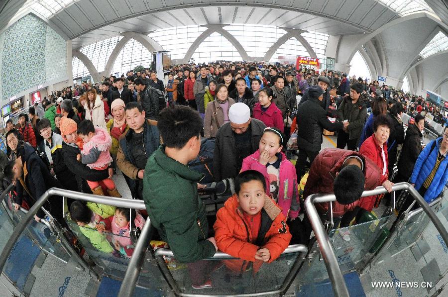  As the Spring Festival is drawing near, the number of passengers travelling home reached the peak. 