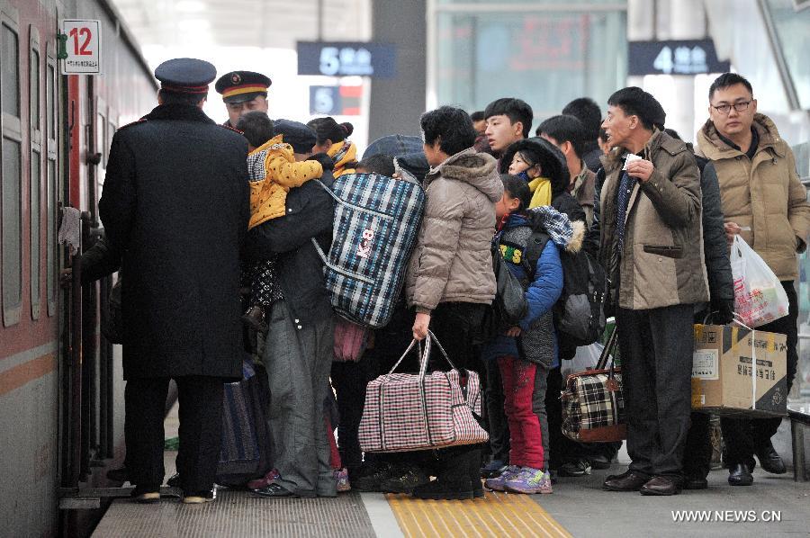  As the Spring Festival is drawing near, the number of passengers travelling home reached the peak. 