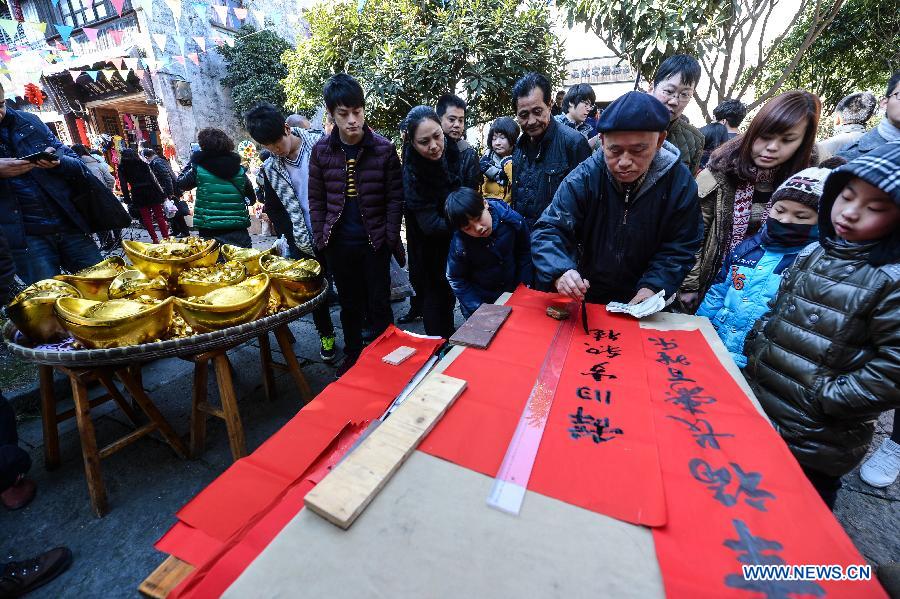 As the Spring Festival approaches, folk customs of the Chinese were reviewed here in Tangqi to celebrate the lunar New Year. The activity will last until the Lantern Festival (the 15th of the first lunar month).