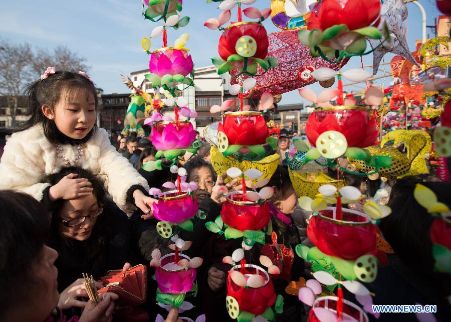 Photo taken on Feb. 19, 2015 shows people purchasing flower lanterns in Fuzi (Confucius) Temple in Nanjing, capital of east China's Jiangsu Province. China's tourism revenue rose during the Spring Festival holiday and overseas travel has become more popular, the National Tourism Administration said on Wednesday. 