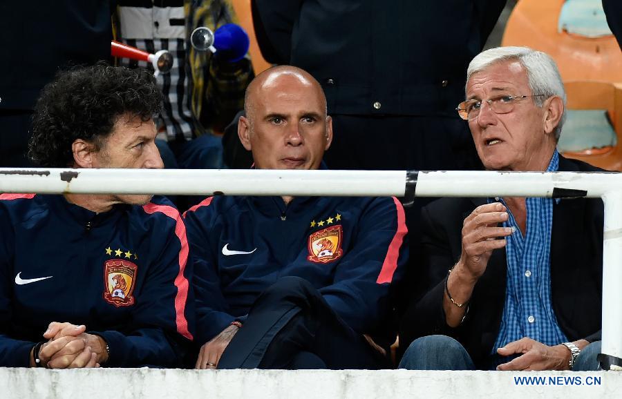 Marcello Lippi (1st R), executive head coach of Guangzhou Evergrade, chats during the AFC Champions League football match against Seoul FC in Guangzhou, China, on Feb. 25, 2015.