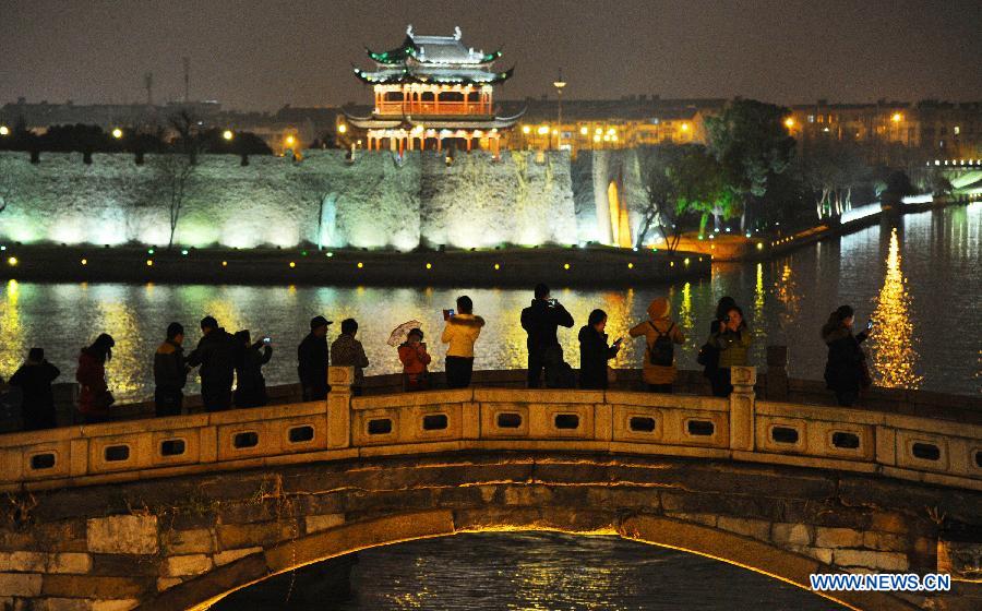 Photo taken on Feb. 21, 2015 shows people enjoying the night scenery in Suzhou, east China's Jiangsu Province.