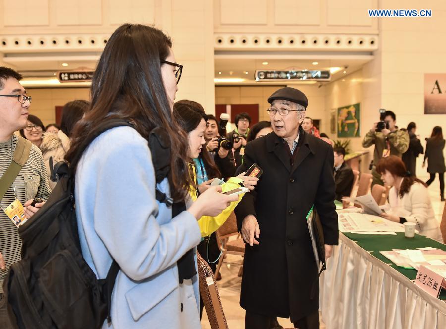 Jin Shangyi, a member of the 12th National Committee of the Chinese People's Political Consultative Conference (CPPCC), registers at Beijing Conference Center in Beijing, capital of China, March 2, 2015. The third session of the 12th National Committee of the CPPCC, the national advisory body, will open on March 3. (Xinhua/Li He) 