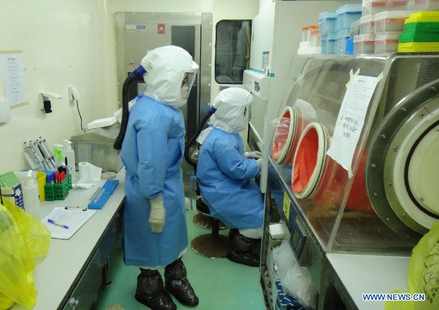 Members of Chinese mobile laboratory team work at a laboratory in Freetown, capital of Sierra Leone, Jan. 22, 2015. Chinese mobile laboratory team has analyzed 4,272 cases of Ebola virus. Since the outbreak of Ebola Virus Disease, China provided its aid in the first time and so far has sent successively several medical teams and four batches of emergency aid worth a total of 700 million yuan (around 112.2 million U.S. dollars) to the epidemic-hit countries, becoming one of the biggest donors to the infected areas and playing an important role in coping with the epidemic. (Xinhua/Xin Wenwen) 