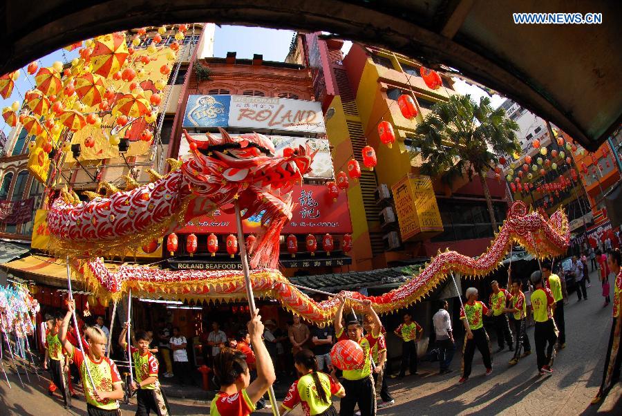 Actors perform a dragon dance to celebrate the Lantern Festival in Kuala Lumpur, Malaysia, March 5, 2015. The festival, which falls on March 5 this year, is celebrated on the 15th day of the Chinese Lunar New Year and marks the end of the Spring Festival.