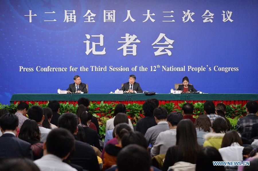 Xu Shaoshi (C back), head of China's National Development and Reform Commission, gives a press conference for the third session of China's 12th National People's Congress (NPC) on the economic situation and macro-economic control in Beijing, capital of China, March 5, 2015. The third session of China's 12th NPC opened in Beijing on March 5. (Xinhua/Li Xin) 