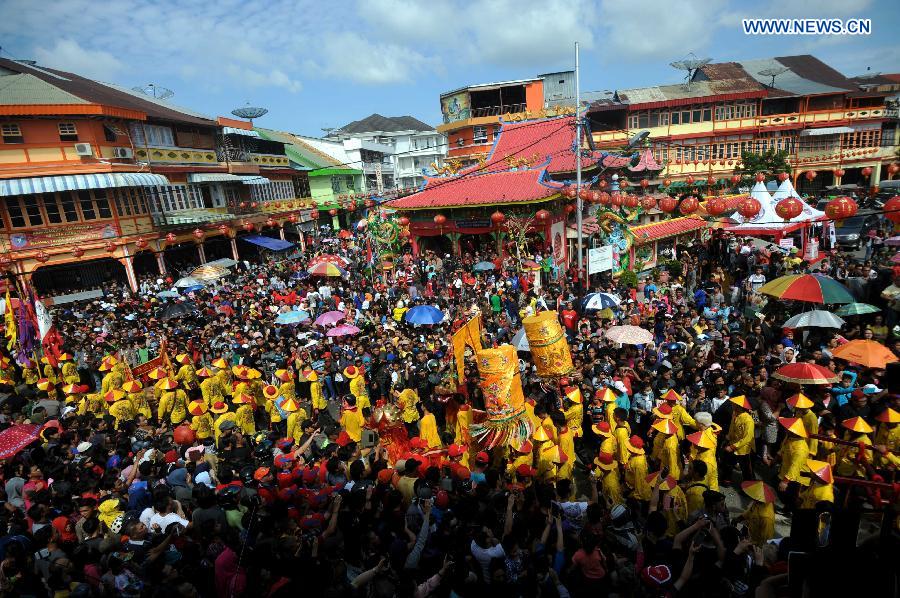 Actors perform a dragon dance to celebrate the Lantern Festival in Kuala Lumpur, Malaysia, March 5, 2015. The festival, which falls on March 5 this year, is celebrated on the 15th day of the Chinese Lunar New Year and marks the end of the Spring Festival.