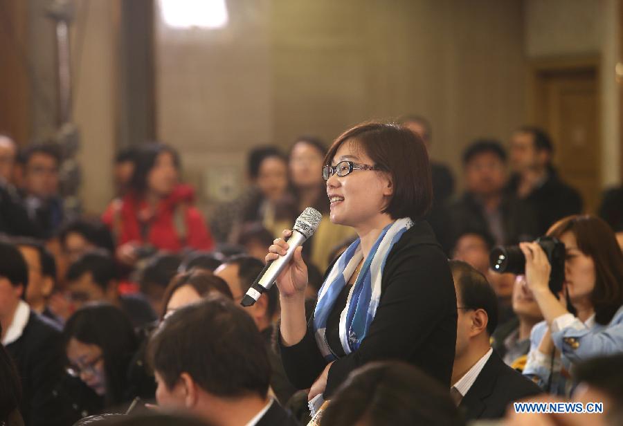 A journalist asks questions during a press conference on major economic issues for the third session of the 12th National Committee of the Chinese People's Political Consultative Conference (CPPCC) in Beijing, capital of China, March 6, 2015. Members of the 12th CPPCC National Committee Li Yining, Li Yizhong, Chen Xiwen, Justin Yifu Lin, Yang Kaisheng, Chang Zhenming, Jia Kang answered questions at the press conference. (Xinhua/Lyu Xun) 