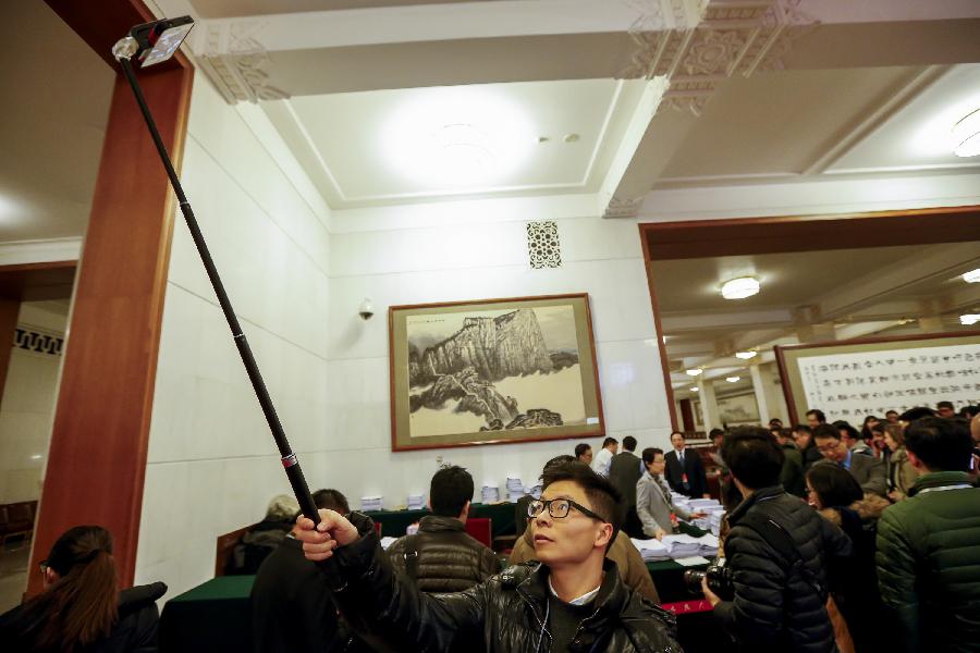 (TWO SESSIONS) CHINA-BEIJING-NPC-CPPCC-SESSIONS-SELFIE STICK(CN)