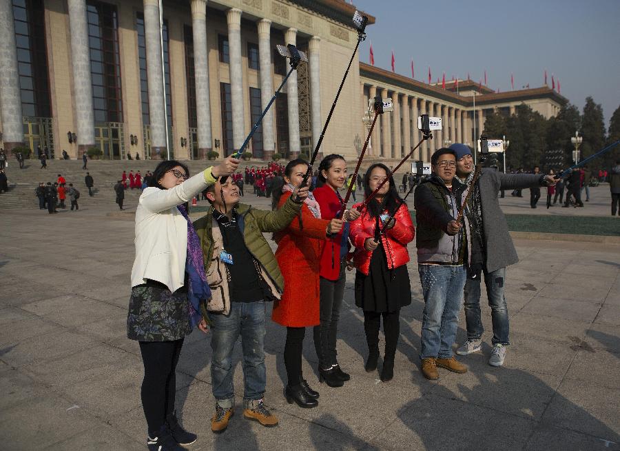 (TWO SESSIONS) CHINA-BEIJING-NPC-CPPCC-SESSIONS-SELFIE STICK(CN)