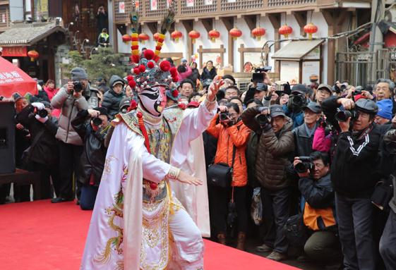 Visitors have their cameras at the ready as an artist performs during the Fushansuo Temple Fair in Qingdao, East China’s Shandong province, March 3, 2015. (Photo/provided to chinadaily.com.cn)