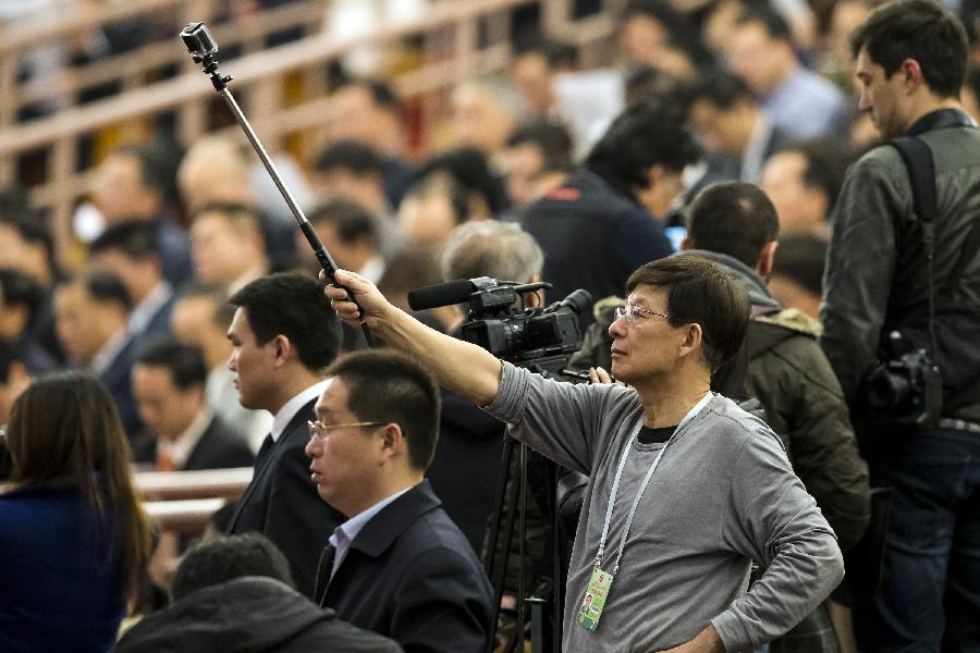 (TWO SESSIONS) CHINA-BEIJING-NPC-CPPCC-SESSIONS-SELFIE STICK(CN)