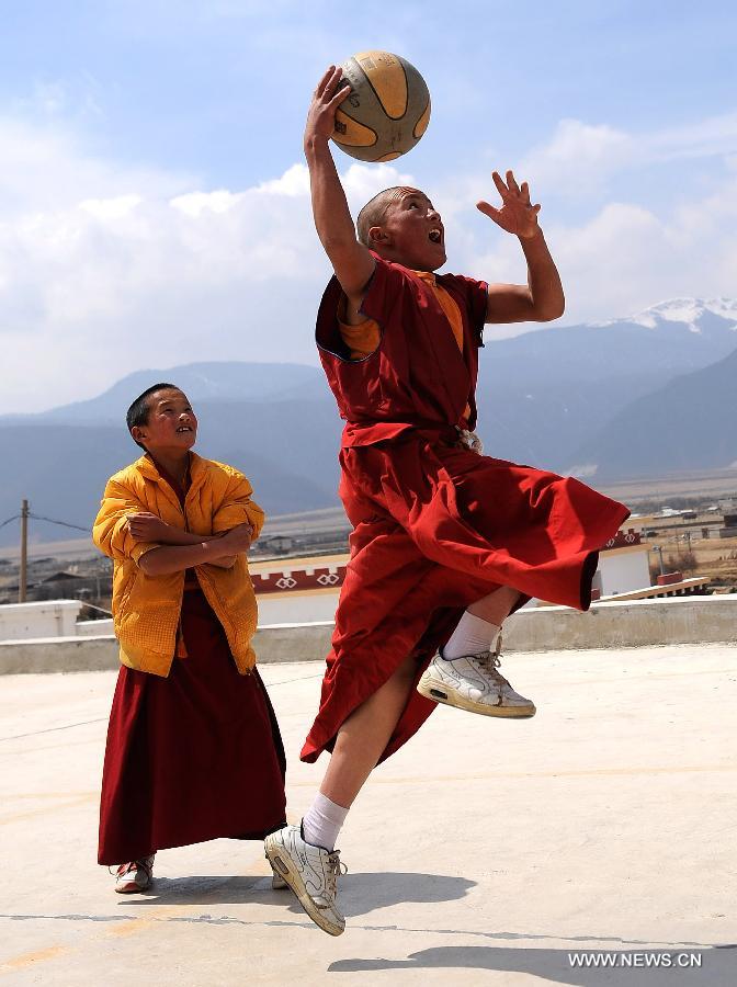 Located at an altitude of 3,300 meters, Yunnan Institute of Buddhist Studies Diqing Branch is an important school of Tibetan Buddhism in Yunnan.