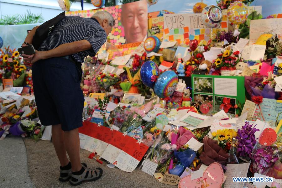 A man mourns over the death of Lee Kuan Yew, former prime minister of Singapore, at the central hospital of Singapore, March 23, 2015.