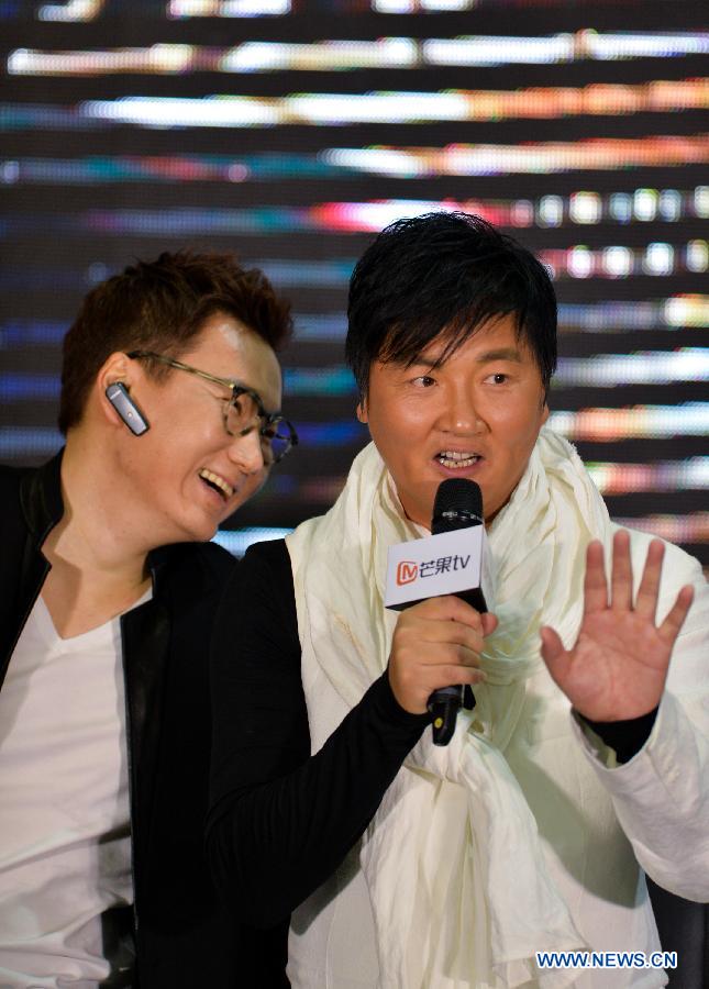 Singer Sun Nan (R) answers questions at an interview during the TV show 'I Am A Singer' in Changsha, capital of central China's Hunan Province, March 27, 2015.